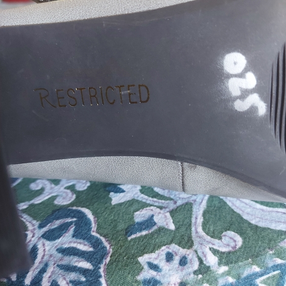 NWOT grey strappy heels size 9 - Picture 8 of 12